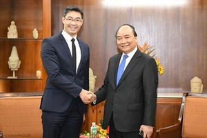 政府總理阮春福（右）接見德國原副總理菲力浦‧羅斯勒。（圖源：Chinhphu.vn）