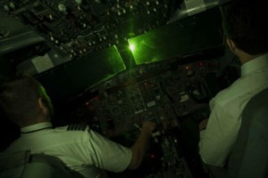 雷射燈照射到駕駛艙玻璃形成光暈，會導致飛行員視力受到影響，無法正常觀察外部環境與艙內儀錶。（示意圖源：互聯網）