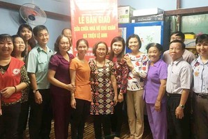 第五郡婦女會配合郡祖國陣線及各熱心單位向華人婦女趙麗英移交溫情屋。