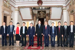 市人委會主席阮成鋒（左五）接見中國湖南省省委書記杜家毫（左六）。（圖源：越通社）