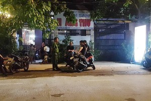 警方趕抵搶劫案發地勘查現場。（圖源：志石）