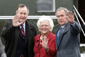 老布什（左）與妻子（中）和兒子小布什。（圖源：路透社）