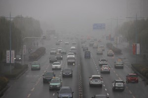 2日，河南鄭州被大霧籠罩的市區。（圖源：互聯網）