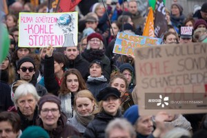 世界多地民眾遊行反氣候變化，呼籲“拯救我們的星球”。（圖源：互聯網）