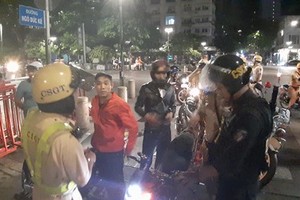 交警在處理交通違規者。