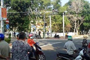 好奇民眾在案發現場附近圍觀。（圖源：CTV）