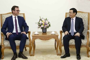 政府副總理王廷惠（右）接見經濟合作與發展組織(OECD)、國家多邊複查報告(MDCR)制定部門經理簡‧萊蘭德爾。（圖源：越通社）