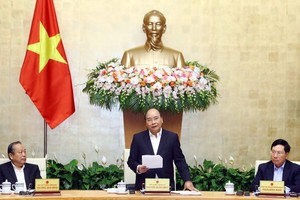 阮春福總理（中）在政府11月份例會上致詞。（圖源：越通社）