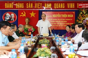 市委書記阮善仁（中）在會議上發表講話。（圖源：越通社）