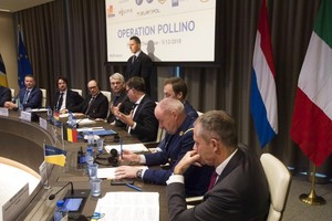 歐盟刑警組織與歐盟司法合作組織在荷蘭海牙召開聯合記者會公布行動詳情。（圖源：AP）