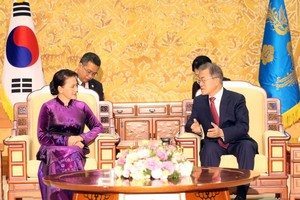 國會主席阮氏金銀（左）會見韓國總統文在寅。（圖源：互聯網）