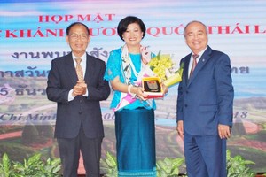 市各友好組織聯合會主席黃明善(右)和市越泰友協主席張黃(左)向即將離任回國的泰國駐市總領事Ureerat Ratanaprukse贈送紀念品和鮮花。