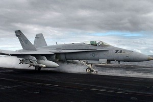 6日凌晨，隸屬於駐日美軍岩國基地的一架KC-130空中加油機與一架FA-18戰鬥攻擊機在訓練中觸碰，墜落於日本高知縣室戶岬以南約100公里的太平洋海上。（示意圖源：維基百科）