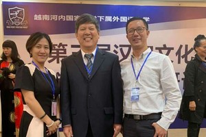 市師範大學中文系講師與中國講師合照。