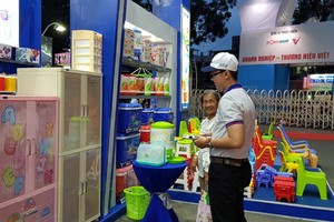 華人企業維新公司向消費者推介新產品。