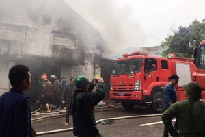 消防隊員聞訊後趕抵現場滅火。（圖源：成榮）