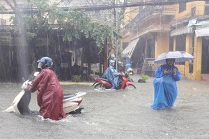 會安市多條街道嚴重受淹。（圖源：杜萬）