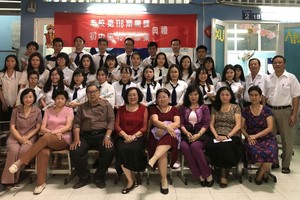 應屆畢業生與校長和老師合影。