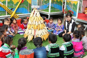 加強讓少數民族學生學習越文。圖為少數民族幼兒園的小朋友們參加越語課外活動一瞥。（示意圖源：越通社）