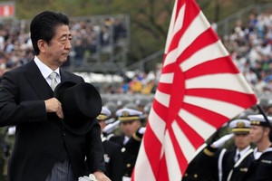 日本首相安倍晉三檢閱日本自衛隊。（圖源：AFP）