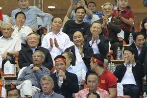 阮春福總理親臨球場為球隊鼓舞士氣。（圖源：VGP）