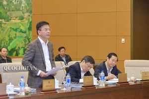 司法部長黎成龍在會議上發言。（圖源：Quochoi.vn）