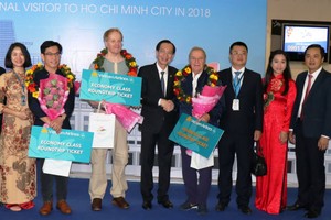 市領導向特別國際遊客贈送禮物。（圖源：越通社）