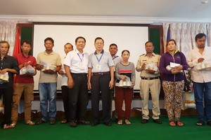 二府與崇正會館代表向貧困戶贈送禮物。