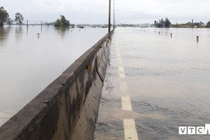 昨(10)日中午的一場大雨已使途經廣平省昇平縣平秀、平忠和平安各鄉轄區路段的1A國道頓成澤國。