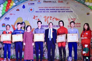 原國家副主席張美華(左三)向熱心支持故鄉人道中心者頒獎。