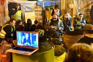 “黃背心”成員聚眾觀看馬克龍演講直播。（圖源：互聯網）