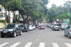 不少街道路邊停滿車輛。