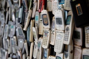 密密麻麻的老式手機。（圖源：互聯網）