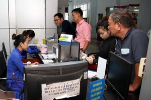 乘客在西貢火車站購買車票。