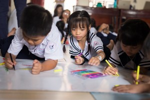 第六郡富廷祠溫情班的學生正在繪畫壁報。