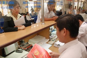 民眾在職能機關辦理房地產證書簽發手續。