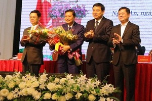 黎鴻榮同志（左二）以81贊成票(總數82票)當選2016-2021年任期乂安省人委會副主席。（圖源：PLO）