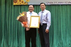 市人委會向第十一郡頒發沒有貧戶證書。