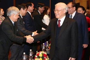 本市工作團考察企業的生產情況。（圖源：越通社）