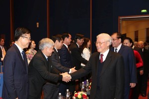 總書記、國家主席阮富仲接見各代表。（圖源：越通社）