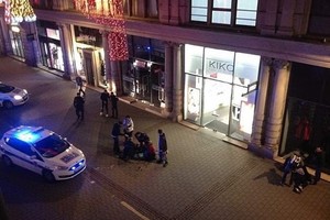 槍擊案發生後，救援人員與民眾在現場施救。（圖源：互聯網）