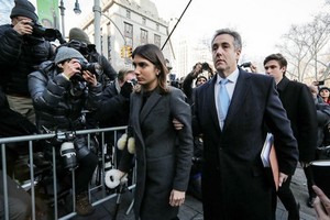 12月12日，美國總統特朗普前私人律師邁克爾‧科亨（右）在女兒陪同下到達位於紐約曼哈頓的法庭。（圖源：路透社）