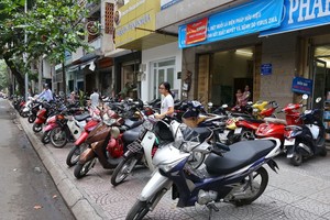 本市還有多個地方的人行道被佔用。