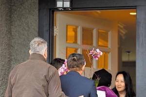 華為副董事長孟晚舟（右一）度過保釋後的第一夜後，在其溫哥華住宅處，除有媒體守候，亦有不少友人前來致意。（圖源：AFP）