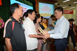 華文《西貢解放日報》向多個集體、個人頒發獎狀。