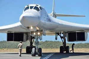 俄羅斯國防部15日發表聲明說，俄兩架圖-160戰略轟炸機已從委內瑞拉返回俄國內基地機場。圖為抵達委內瑞拉的圖-160轟炸機。（圖源：AFP）