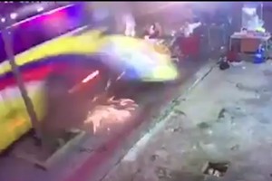 客車失控衝上人行道，撞向在喝酒人群的瞬間畫面。（圖源：監控視頻截圖）