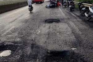 富安省1號國道路段的大小路坑，已引發多起交通事故。（圖源：Otofun）