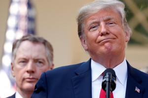 美國總統特朗普與美方談判代表萊特希澤。（圖源：路透社）