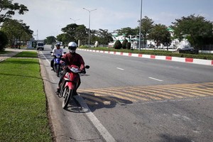 一部分人把車騎到離路邊最近的路段以避開減速坡。
